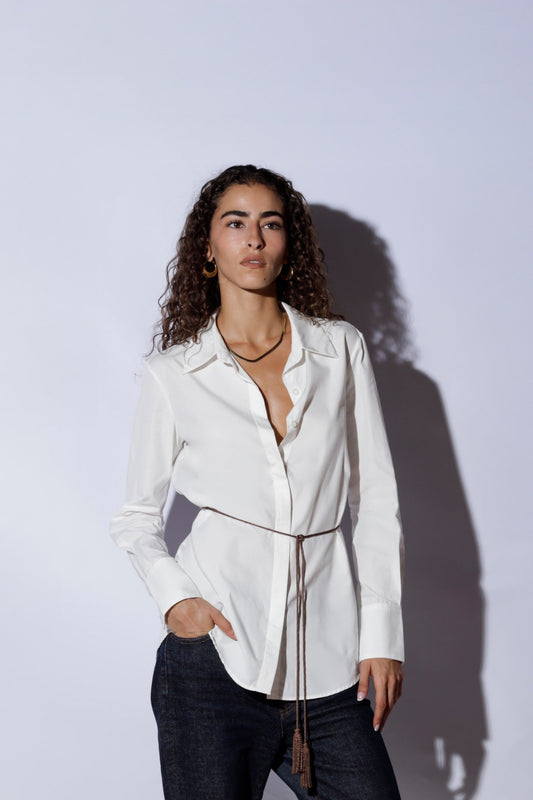 Woman wearing a white shirt